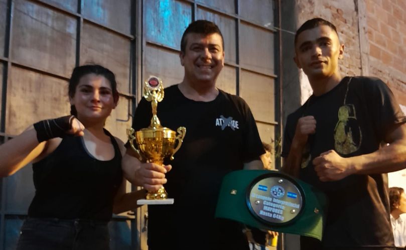 Raúl Zeballos junto a los dos campeones
