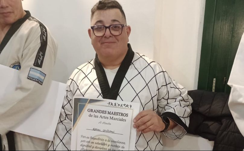 Adrián Cristofani recibiendo su reconocimiento 