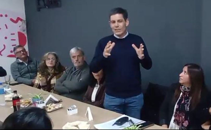 Damián Pullaro en plena presentación 