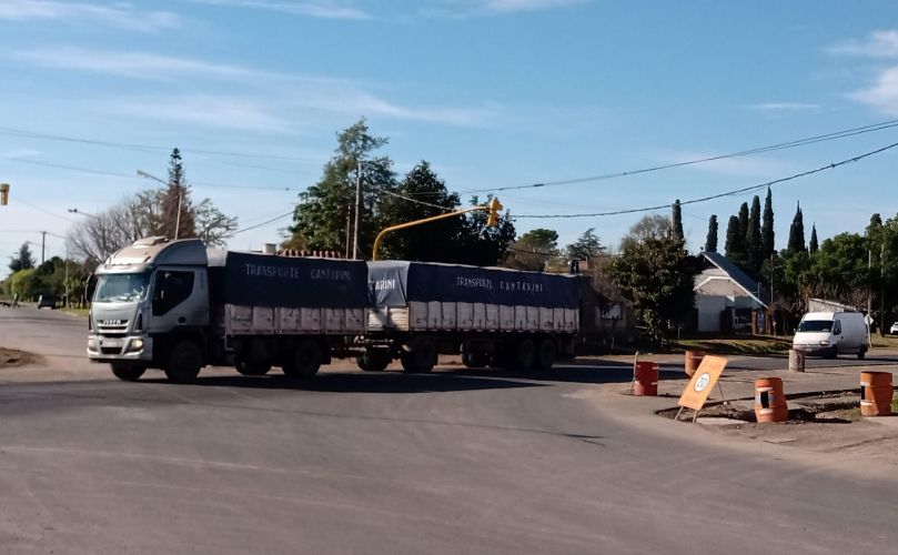 Una calle que se vuelve un caos: imposible cruzar