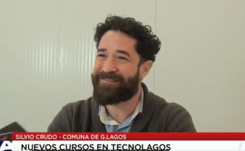 Silvio Crudo, anunciando los cursos