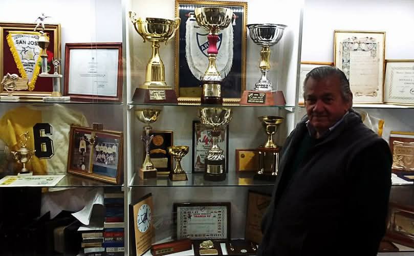 Herminio Rabitti junto a todos los objetos del recuerdo