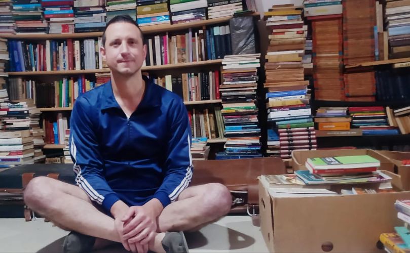 Lucas, apasionado lector itinerante 