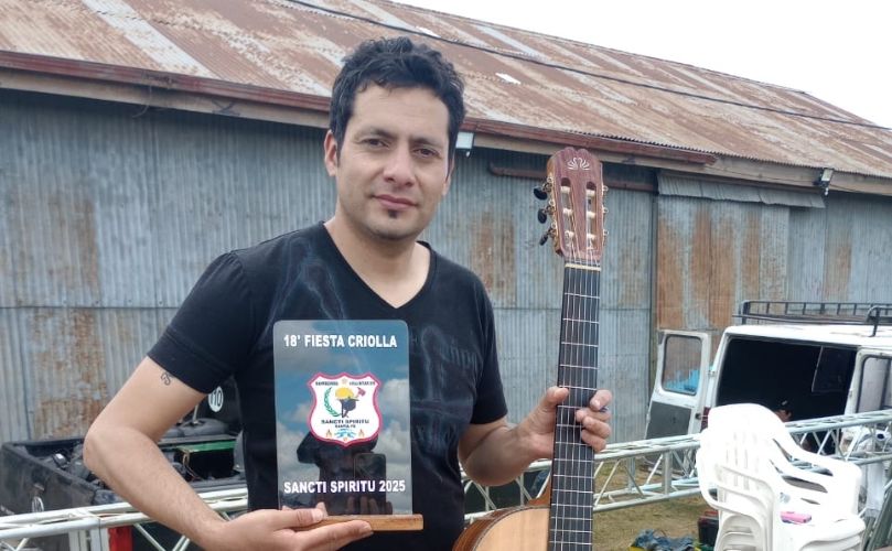 Ricky Barrera con su guitarra
