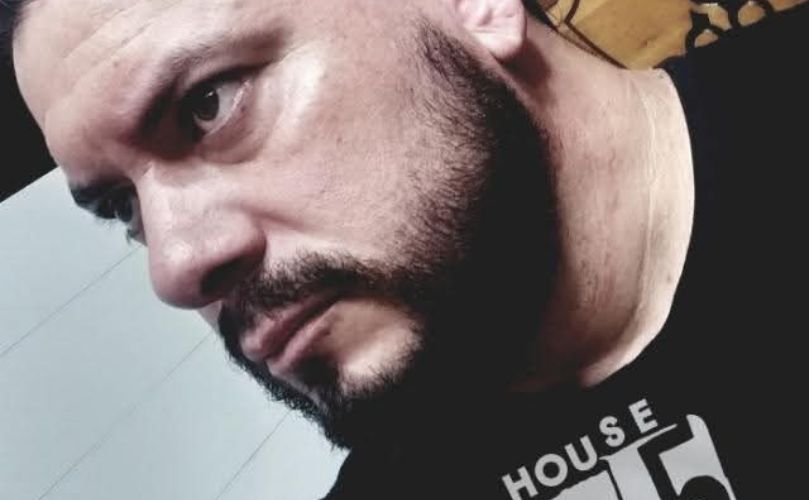 Sebastián Coronel en su Barbershop H45