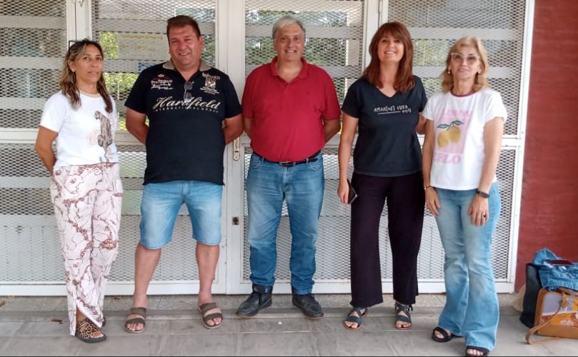 Parte de la actual Cooperadora de la escuela, junto a la directora