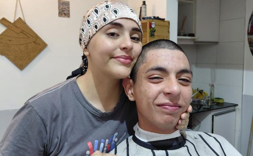 Puro amor: el hermano de Zaira rapado, para acompañar a su hermana en este duro momento