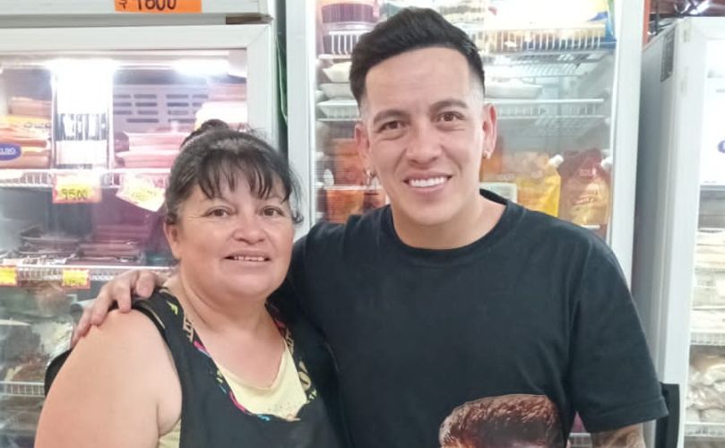 Esequiel Barco junto a una empleada del establecimiento 