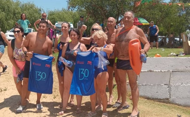 Rosa Caiola junto a los demás nadadores