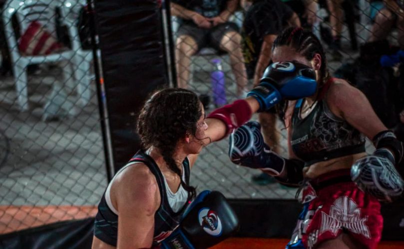 Flor Troncozo en combate asustando un golpe certero