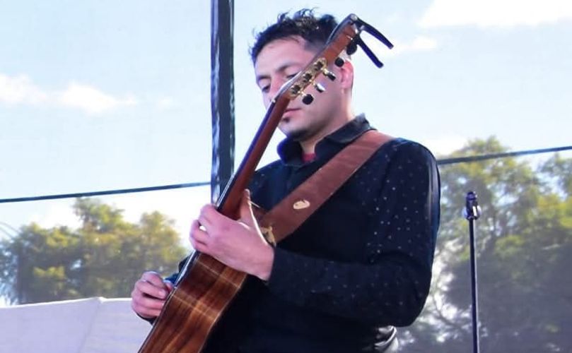Ricky Barrera con su guitarra
