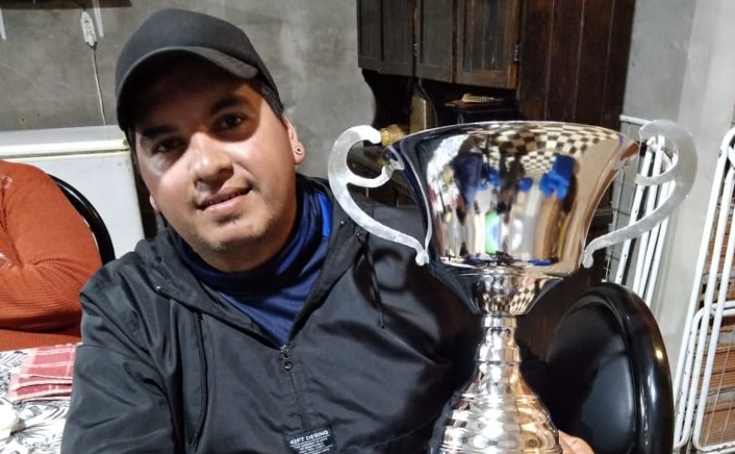 Julio sosteniendo una copa