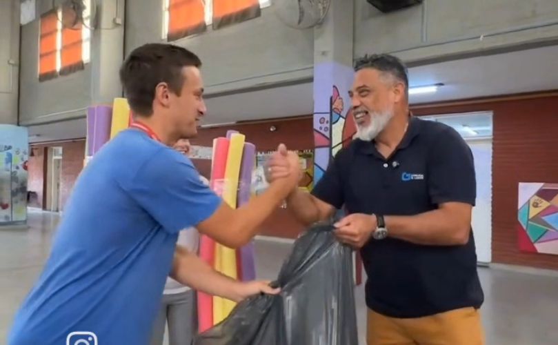 Germán Busamia haciendo la entrega en la escuela primaria