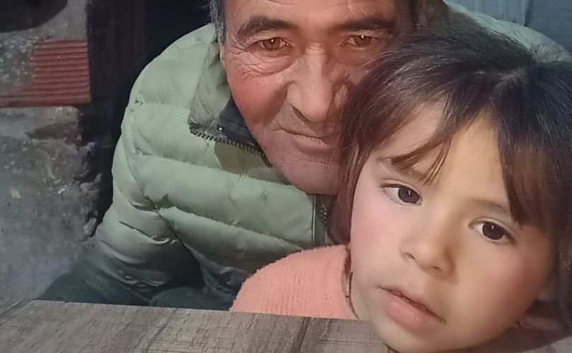Keli junto a su nietita
