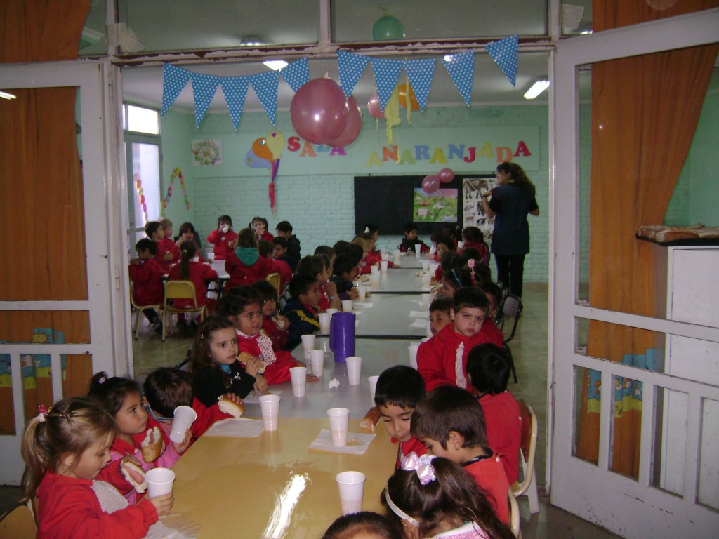 la escuela 144 Juan Larrea festejó con un almuerzo el día de los jardines.  