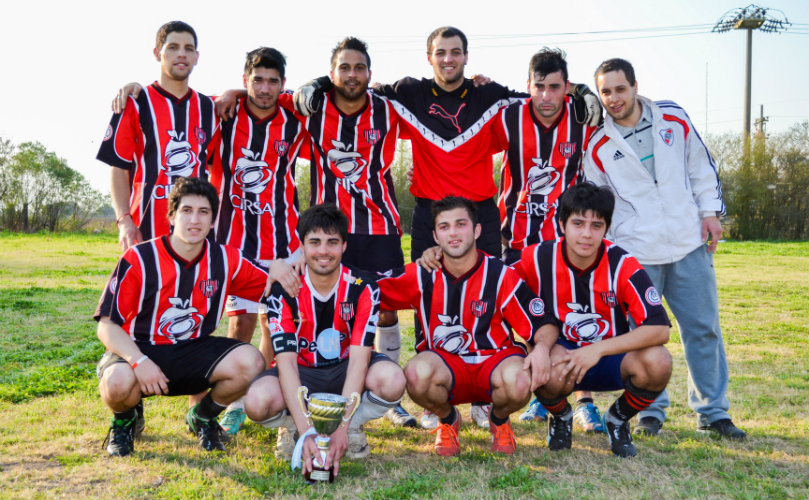 Tricolor, con la copa en mano