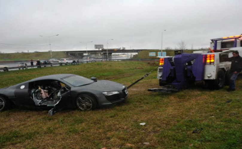 Circunvalación y autopista a córdoba. Familiares y curiosos se acercaron hasta el automóvil.