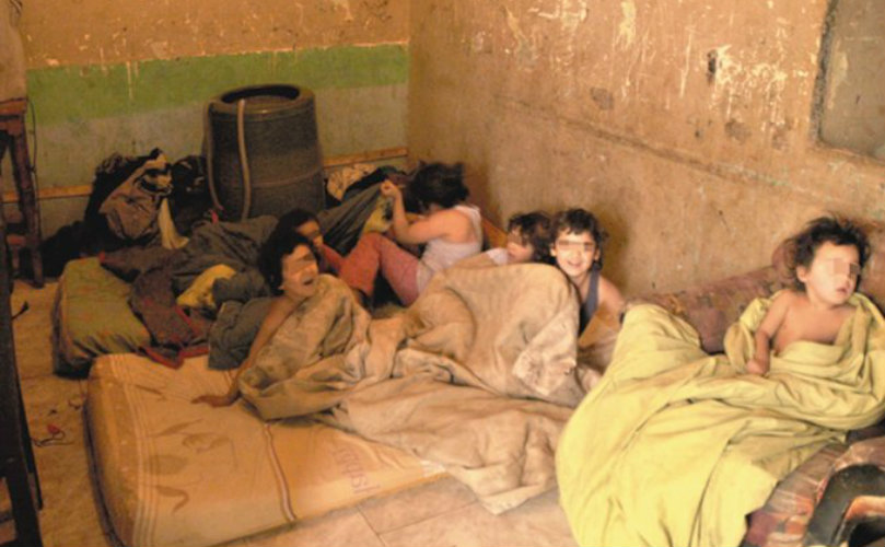 Sobre un colchón derruido y sucio, descansaban al menos 9 chicos