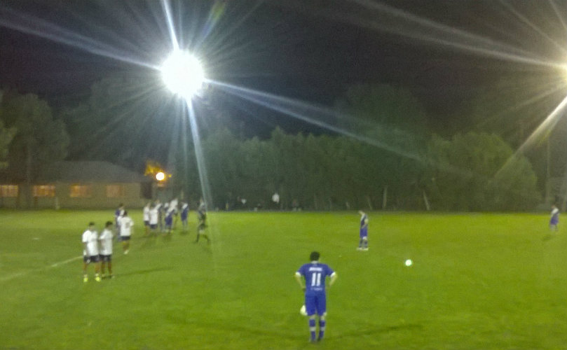 El partido se definió de balón parado