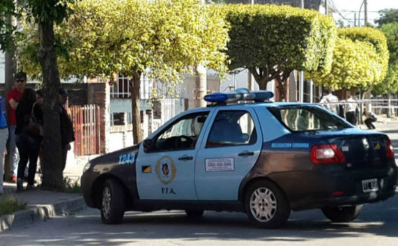 La policía lo rescató de la golpiza. 