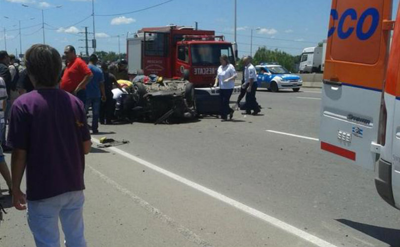 Así quedó el auto con las ruedas hacia arriba en Circunvalación. 