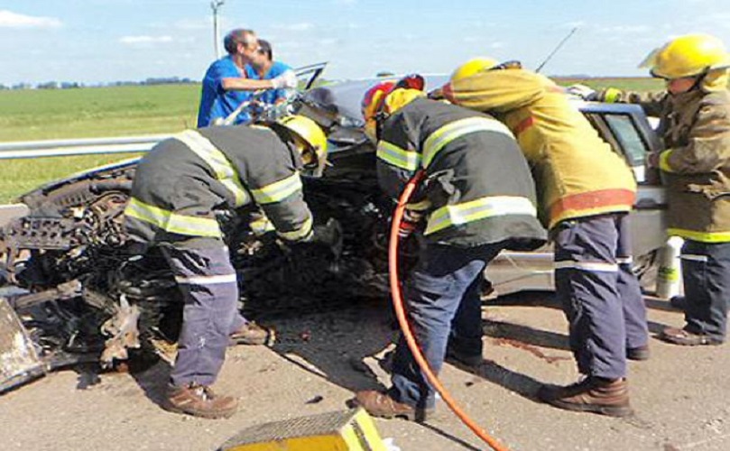 Salvataje. Los bomberos intentan rescatar el cuerpo de la víctima