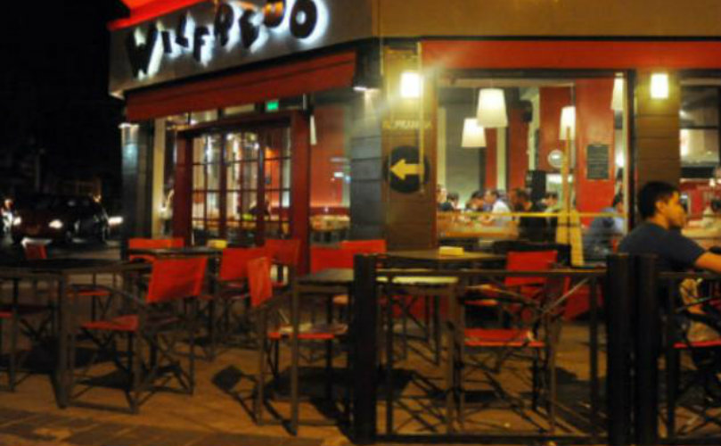 Restobar. El local denunciado, en la esquina de Francia y Mendoza