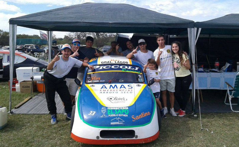 Juan Manuel junto a su auto y su equipo