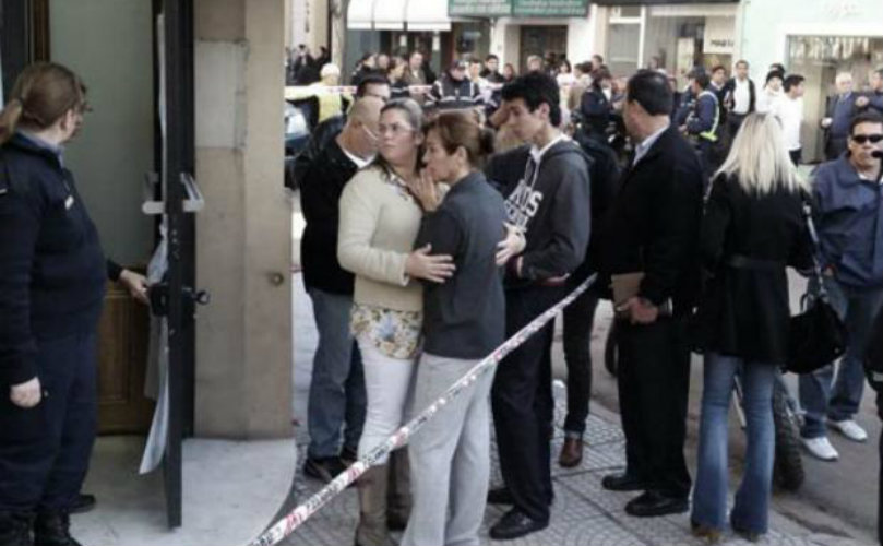 Conmoción. Público y familiares de la víctima frente a la tradicional confitería.