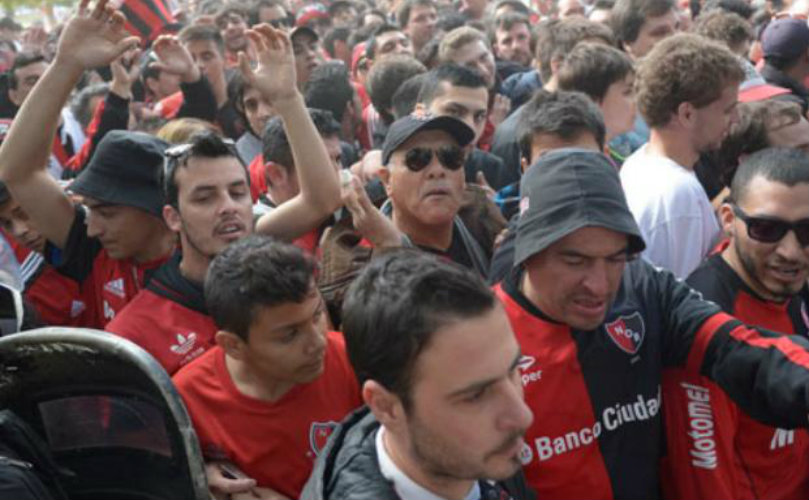 Los hinchas colmaron el estadio ayer y se fueron desilusionados por lo que expuso el equipo. 