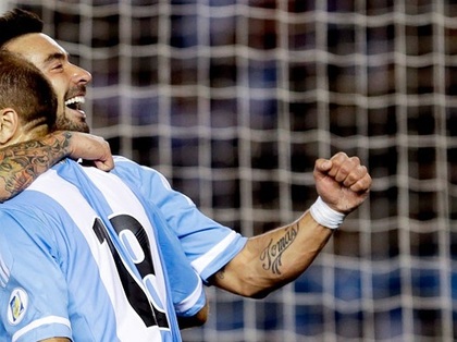 Lavezzi suplantó a Messi e hizo dos goles
