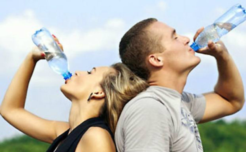 Tomátelo con agua. Los expertos revelan que la ingesta de agua aumenta las sensaciones positivas de 