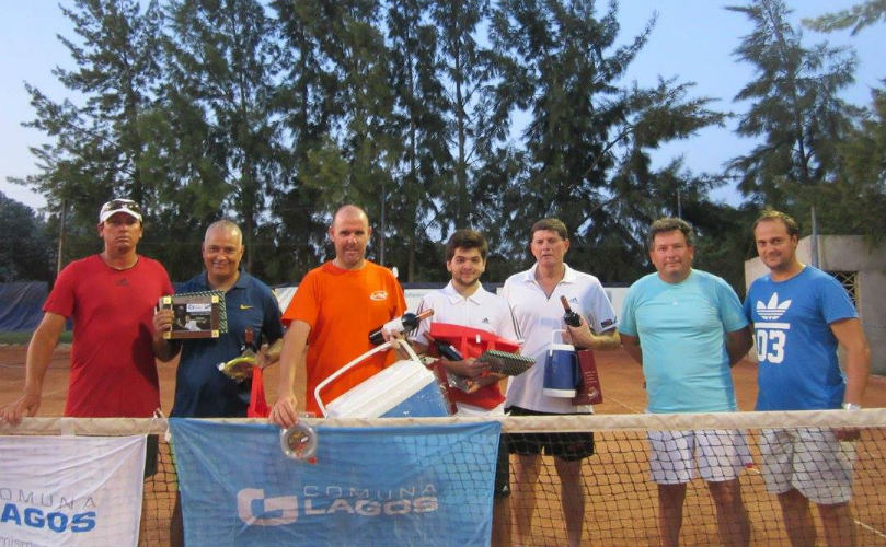 Los ganadores junto a los encargados de la cancha y el vicepte. comunal