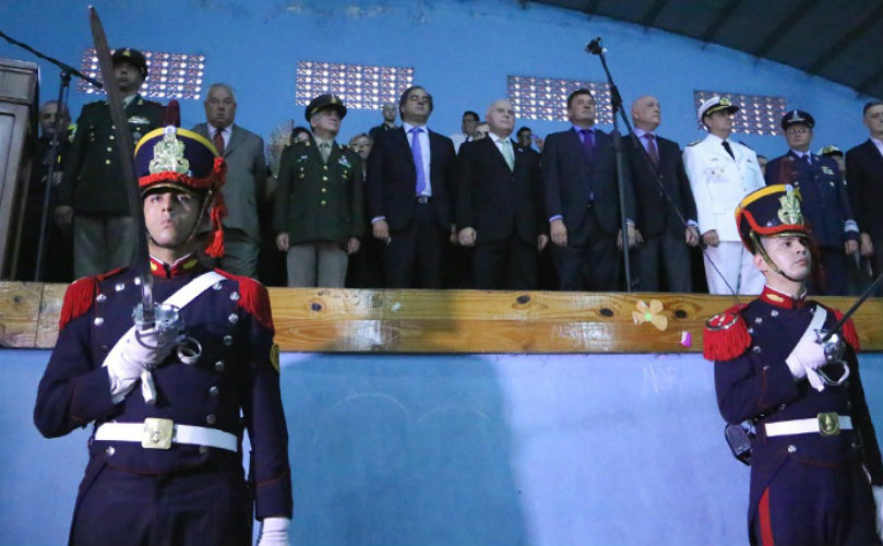 Granaderos frente al palco de honor que se montó en una escuela