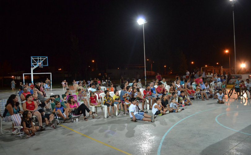 Los alumnos de la escuela de natación de la comuna disfrutaron de la propuesta solidaria