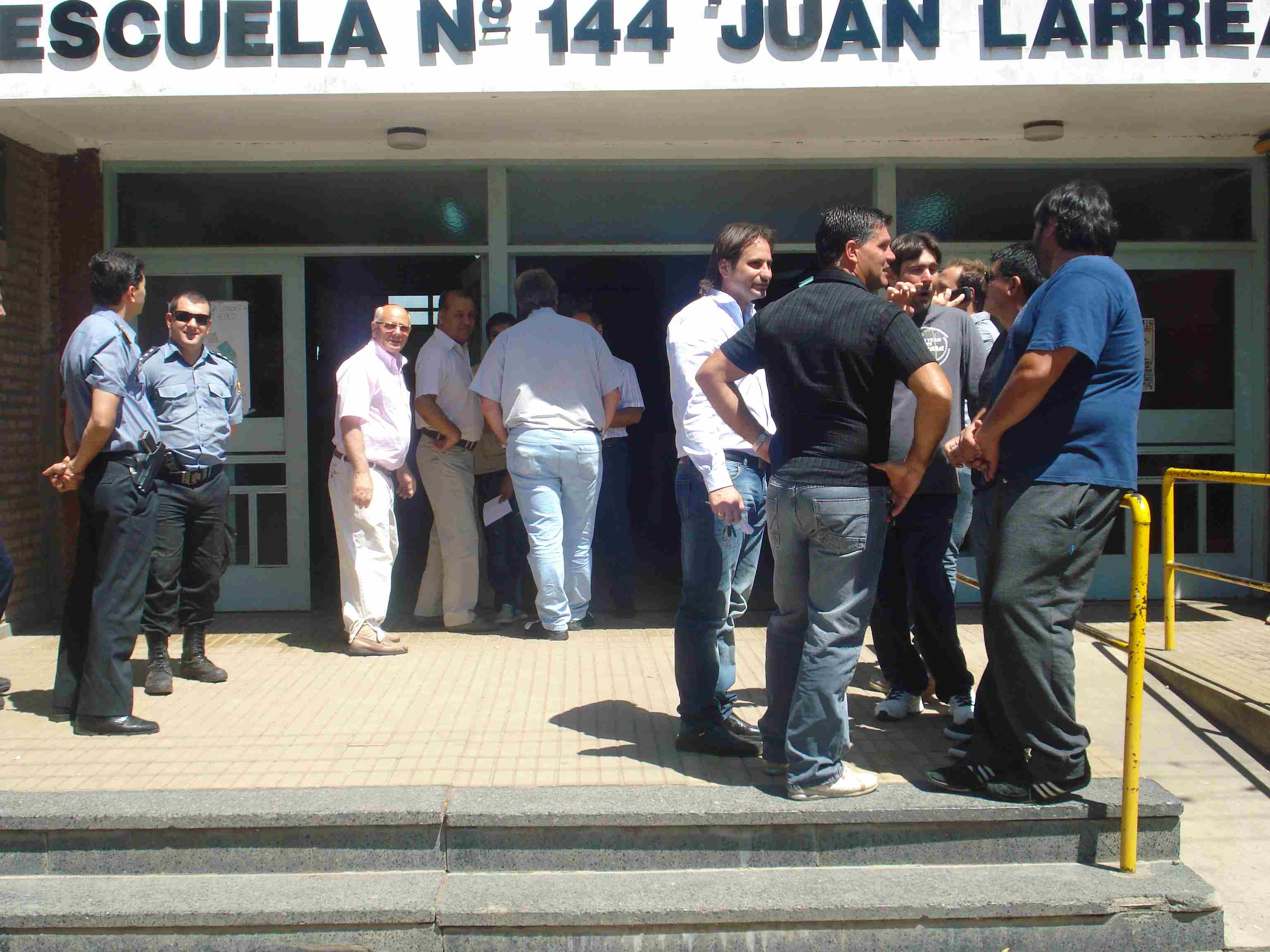 Los candidatos se hicieron presentes en el lugar de la votación