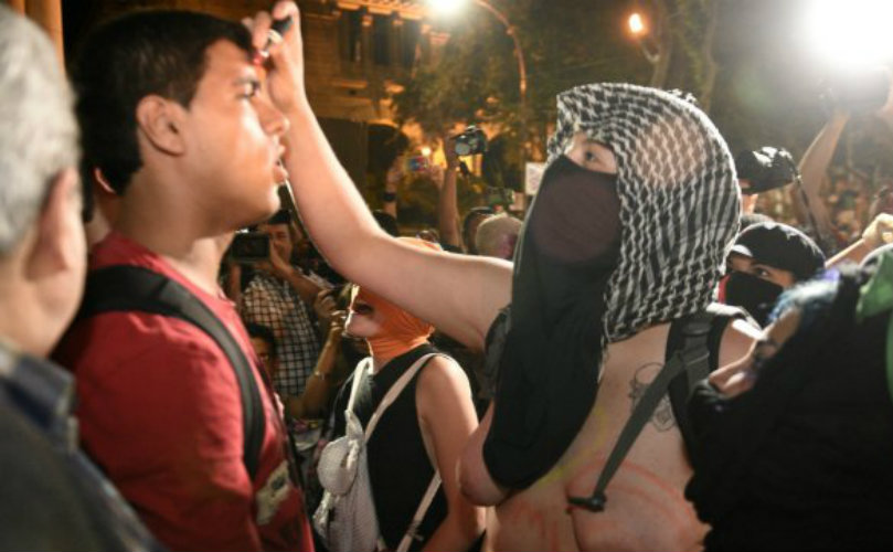Un grupo de hombres se concentró para rezar frente a la Catedral.