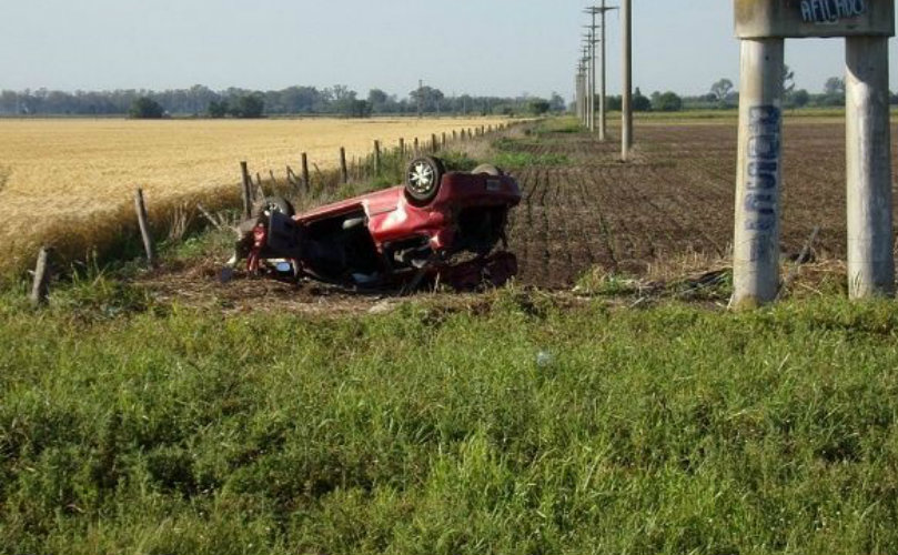 Así quedó el Renault Clio tras los vuelcos. (Foto: infomaciel.com)   