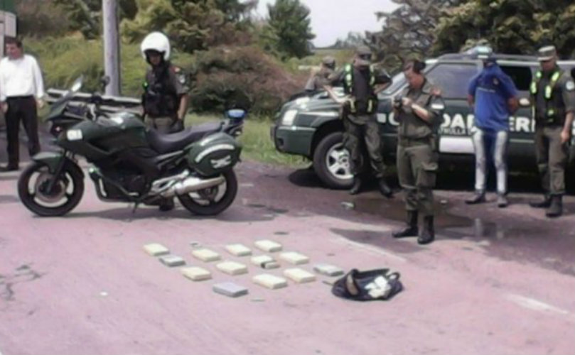 La droga estaba compactada en ladrillos dentro de un bolso