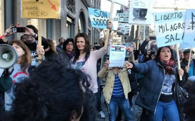 El escrache se prolongó unos pocos minutos, frente a la Plaza Dam, en Holanda. 