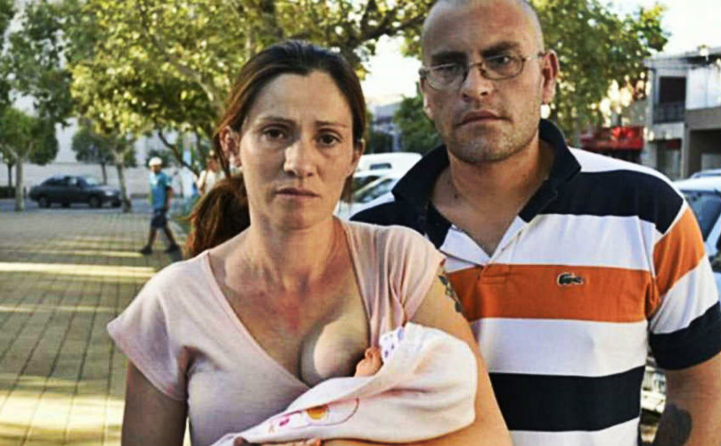 La mamá de Florencia durante la búsqueda posa junto al padrastro 