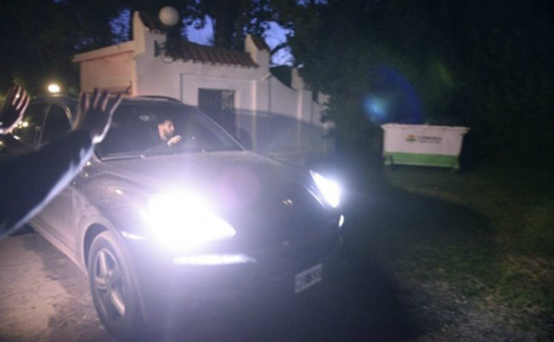 Leo saliendo de la quinta donde realizó su despedida