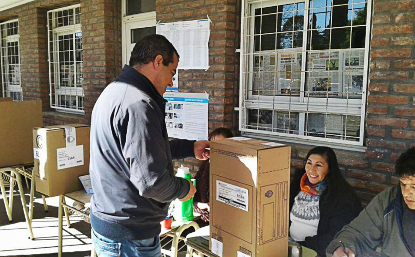 Martin Gherardi emitió su voto en la escuela primaria 