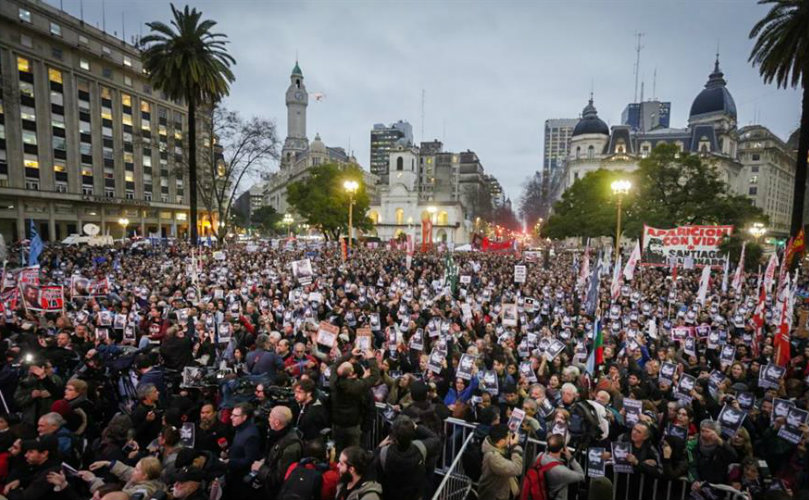 Una multitud se hace una misma pregunta