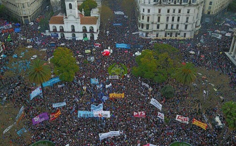 Una multitud se hace una misma pregunta