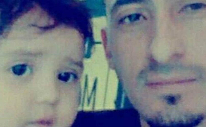 El papá junto a su beba
