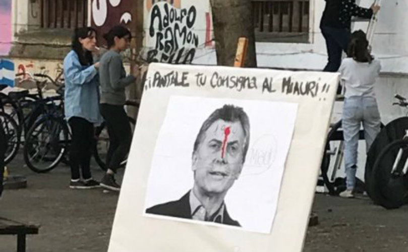 El afiche exhibido en la Facultad de Humanidades