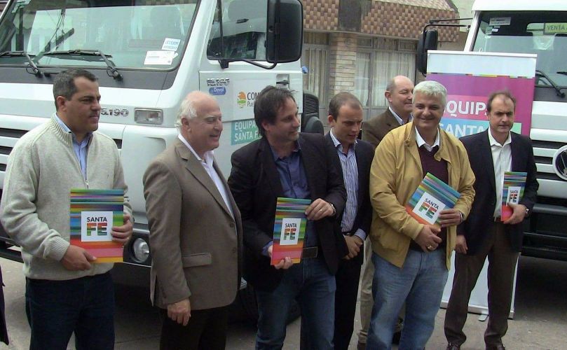 Esteban Ferri posa junto a Miguel Lifschitz y otras autoridades