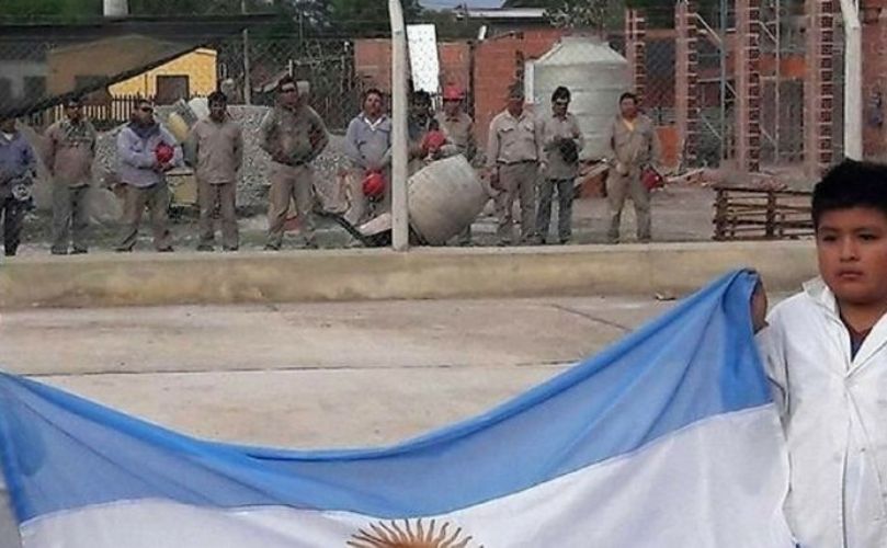 Los chicos, la bandera y los obreros.