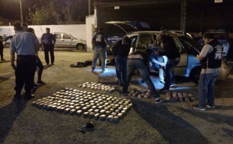 La droga oculta en el asiento trasero.